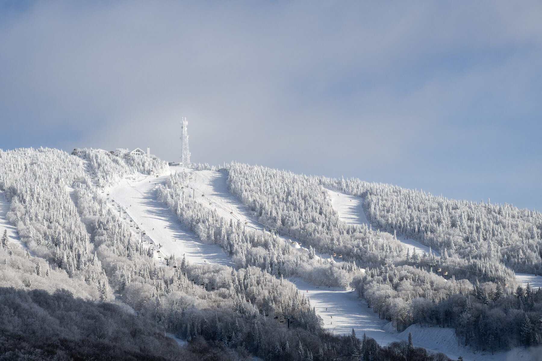 Pistes de ski enneigées à Tremblant sous ciel clair.