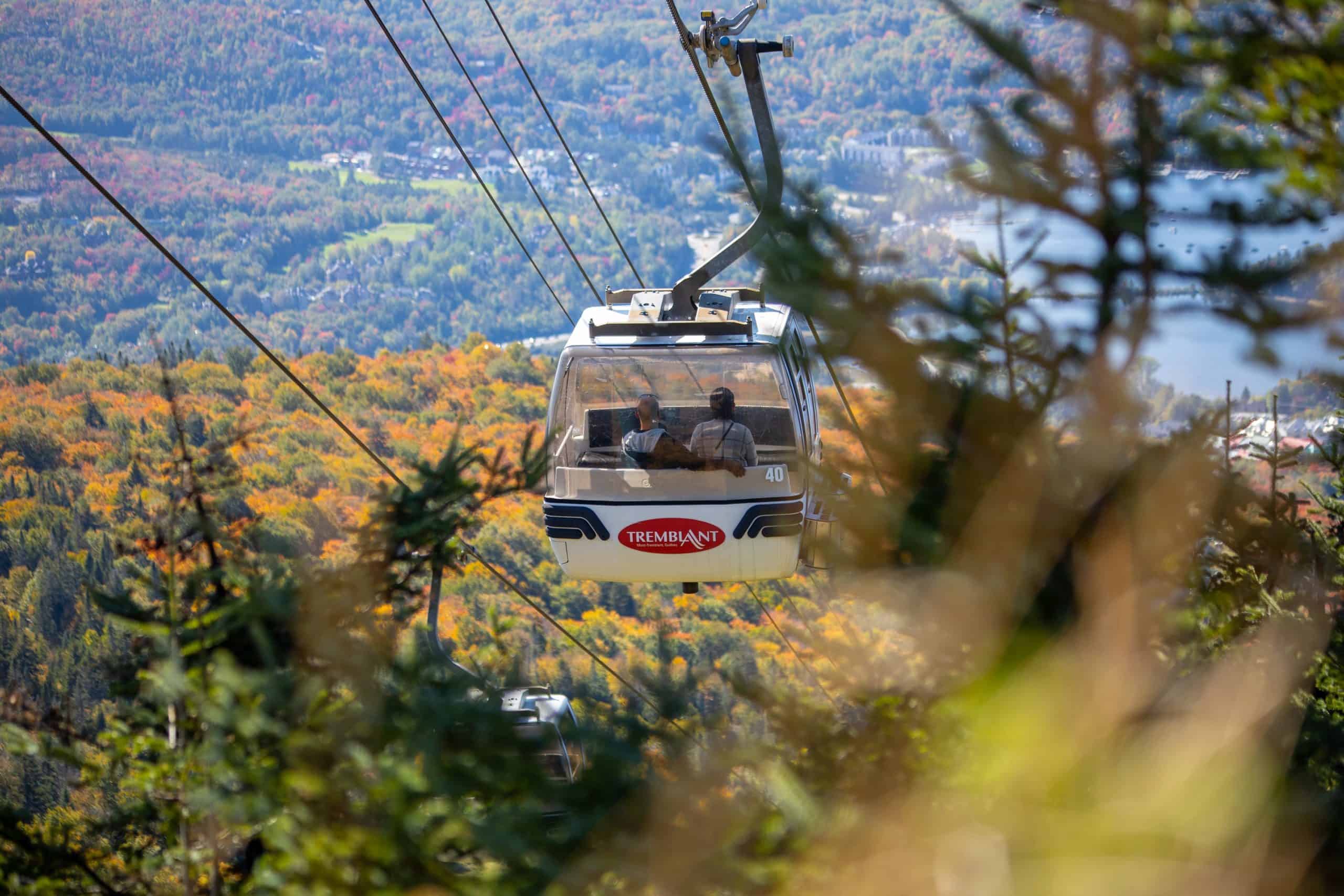 Téléphérique Tremblant offrant une vue automnale spectaculaire.