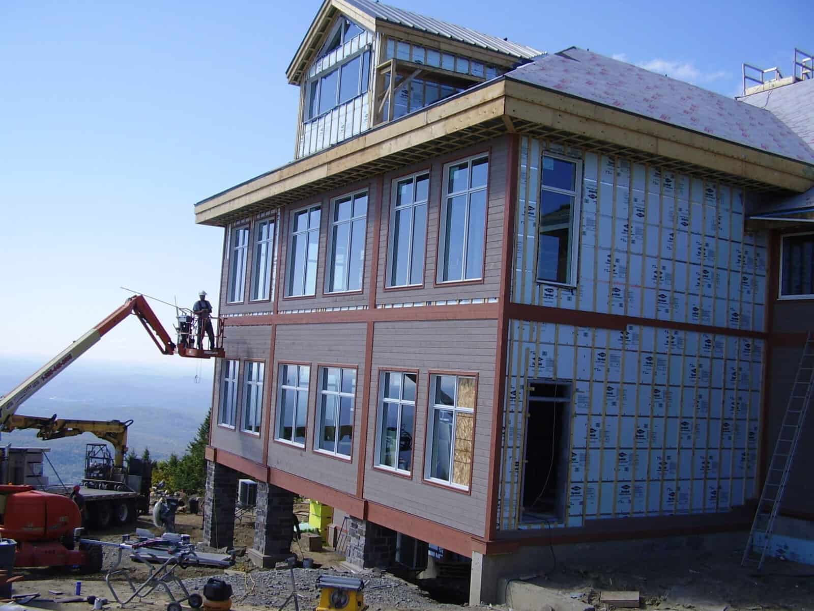 Construction en cours sur une maison en rénovation au Grand Manitou.