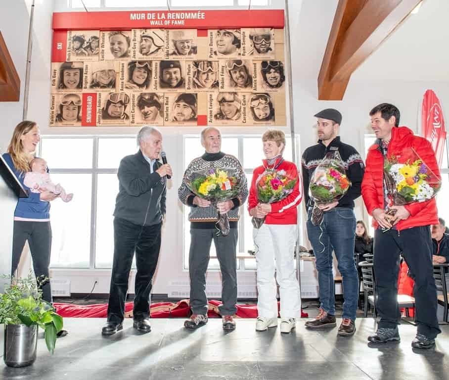 Mur de la renommée: personnes sur scène lors d'une cérémonie à Tremblant.
