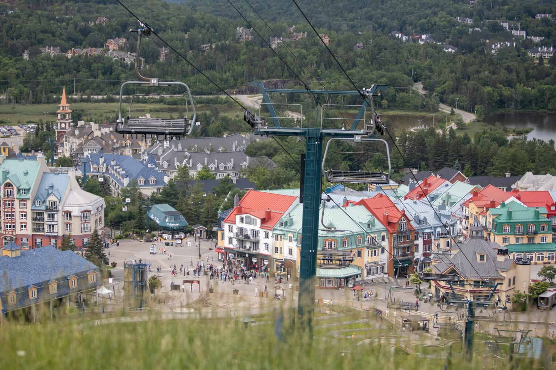 Téléphérique et village coloré de Tremblant vu depuis les conduits.