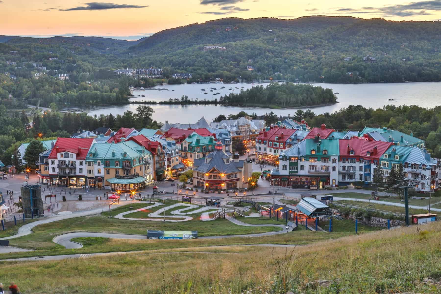 Village coloré de Tremblant au bord du lac, vue panoramique.