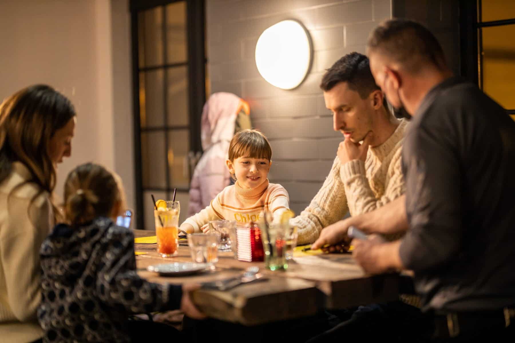 Famille autour d'une table dans un restaurant à Tremblant.
