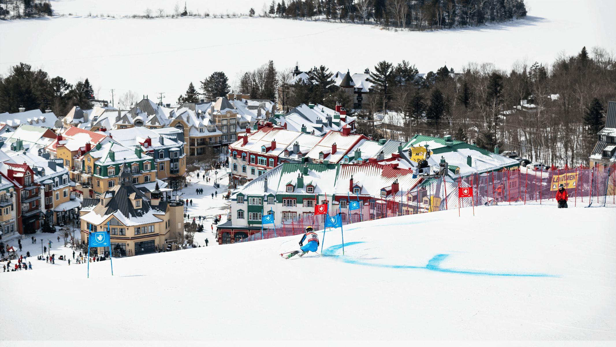 Coureur en action sur piste enneigée à Tremblant lors de la Coupe du Monde.