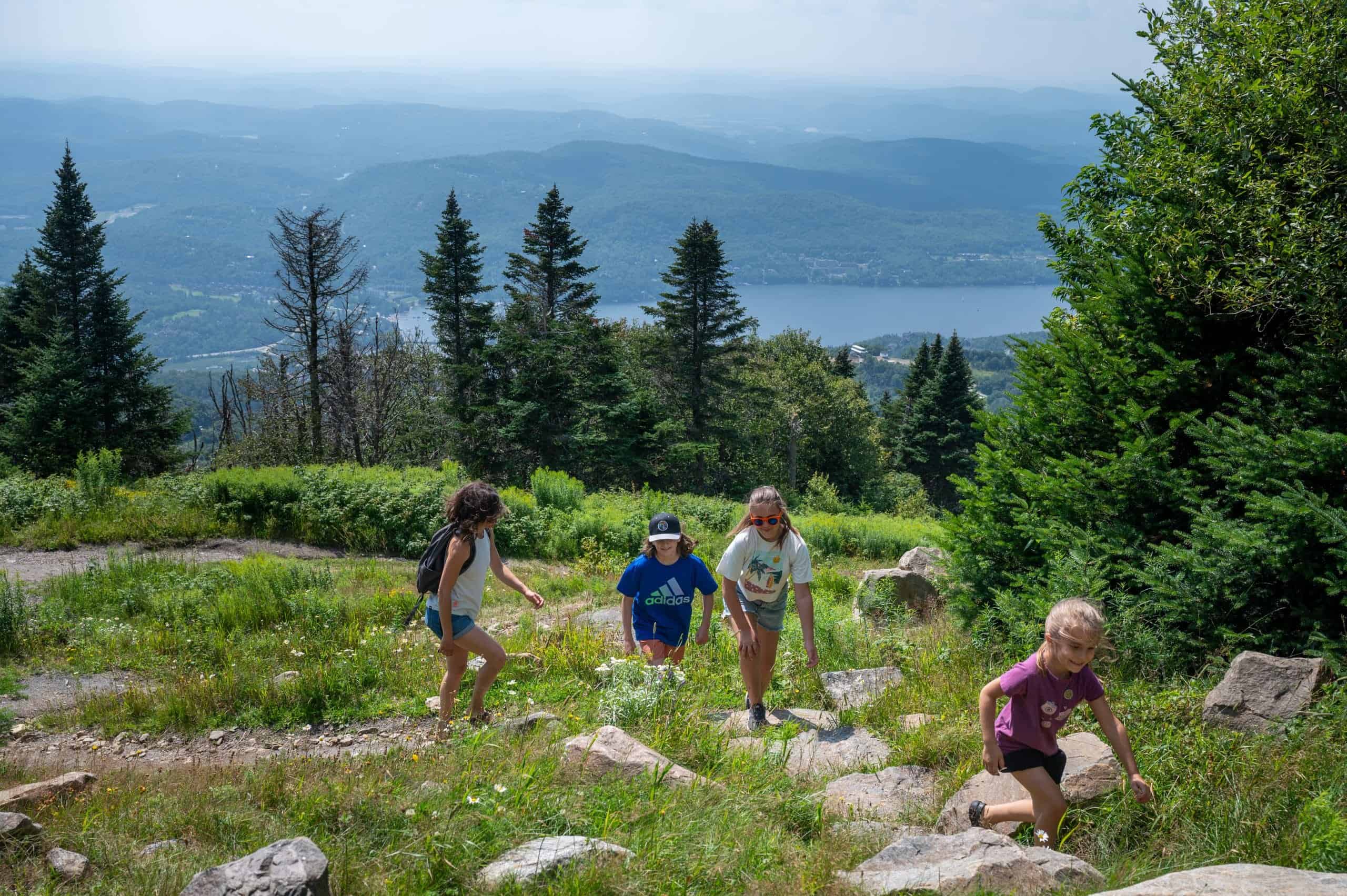 Famille en randonnée pédestre dans la nature à Tremblant.