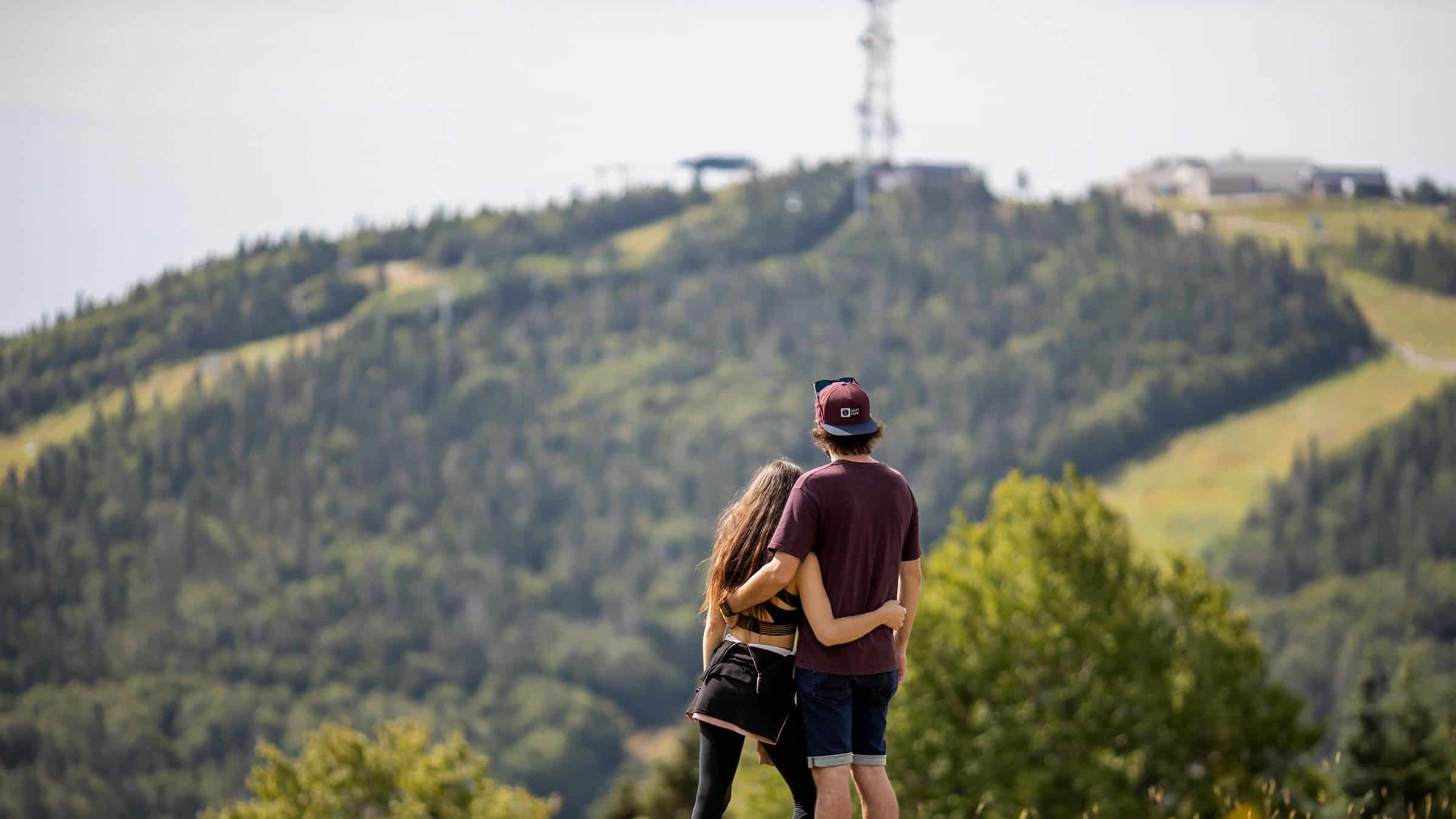 Couple admirant la vue sur la montagne à Tremblant.