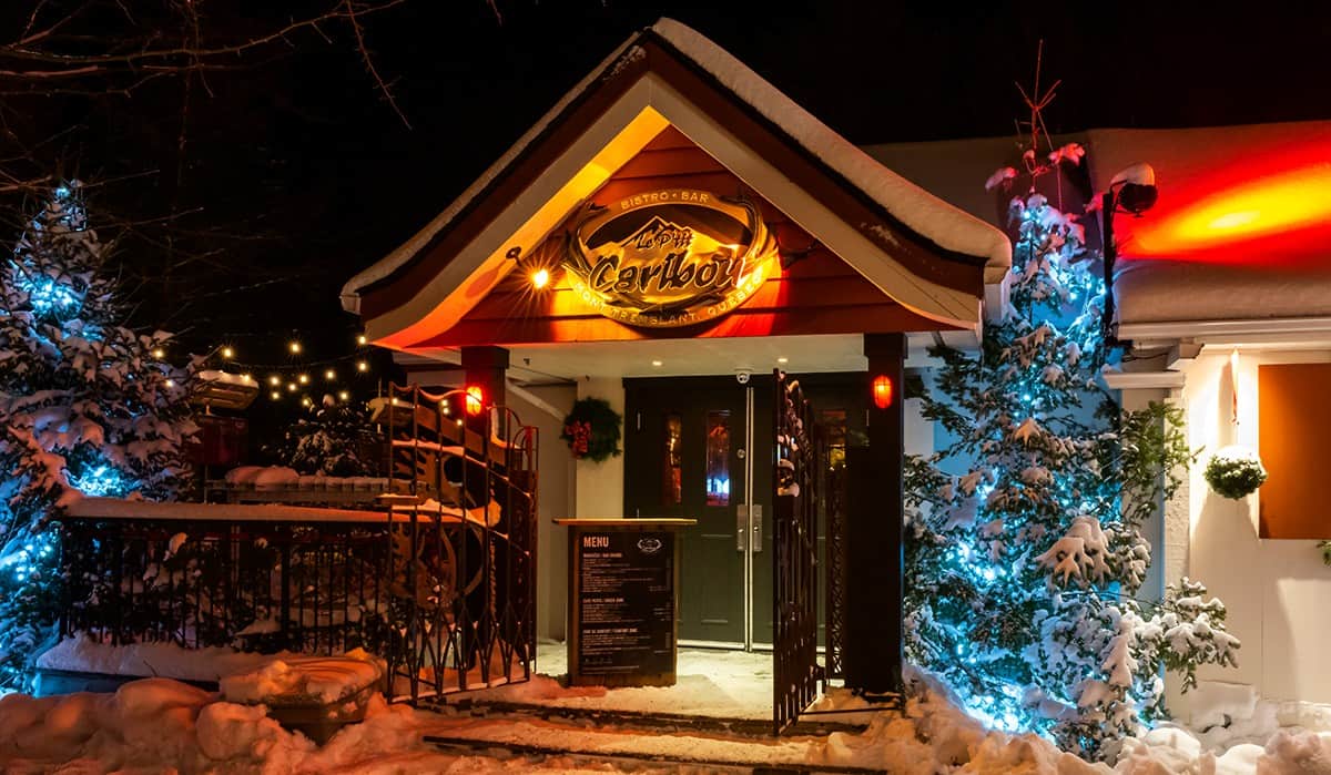 Entrée chaleureuse d'un restaurant à Tremblant en hiver la nuit.