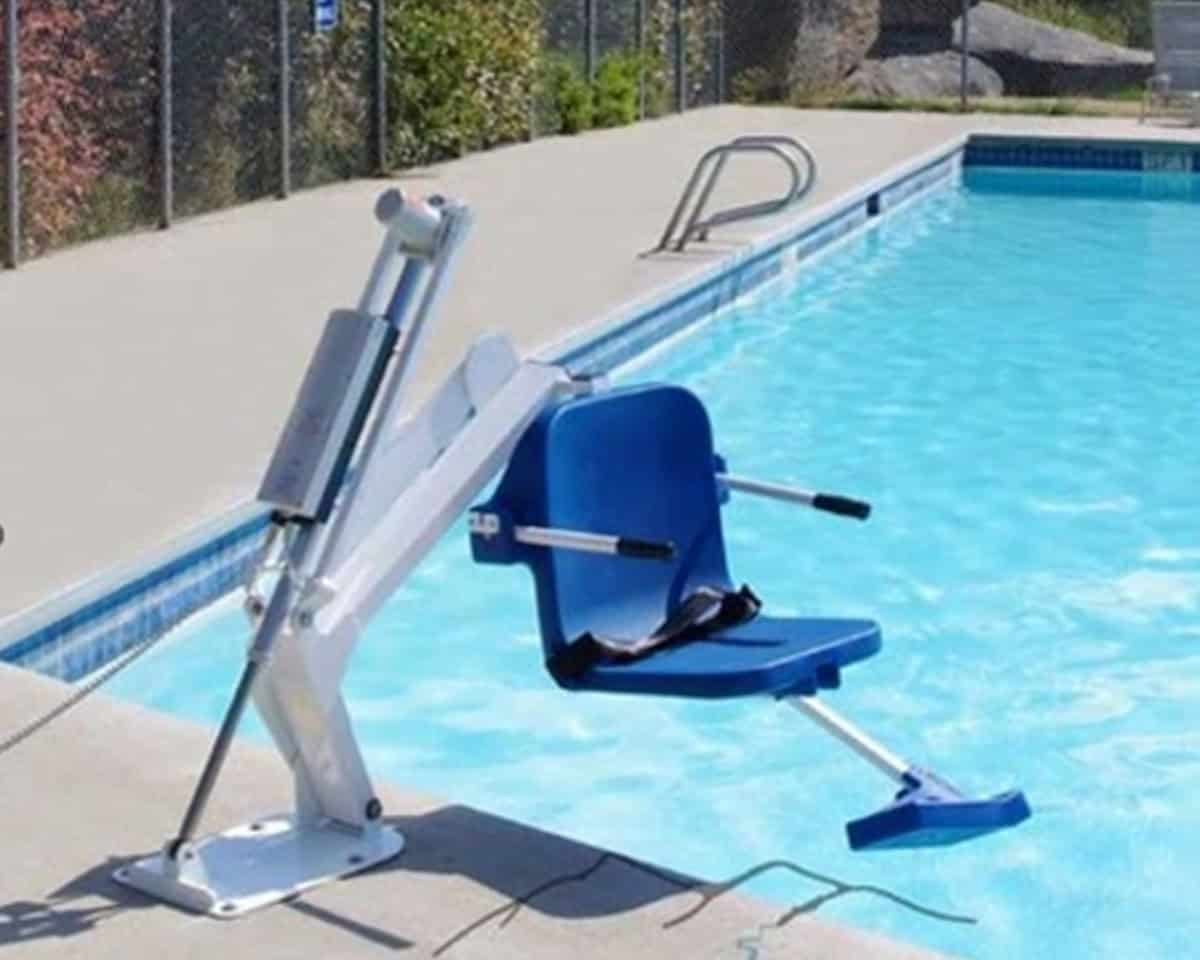 Équipement d’accès à la baignade sur une chaise flottante adaptable près de la piscine.