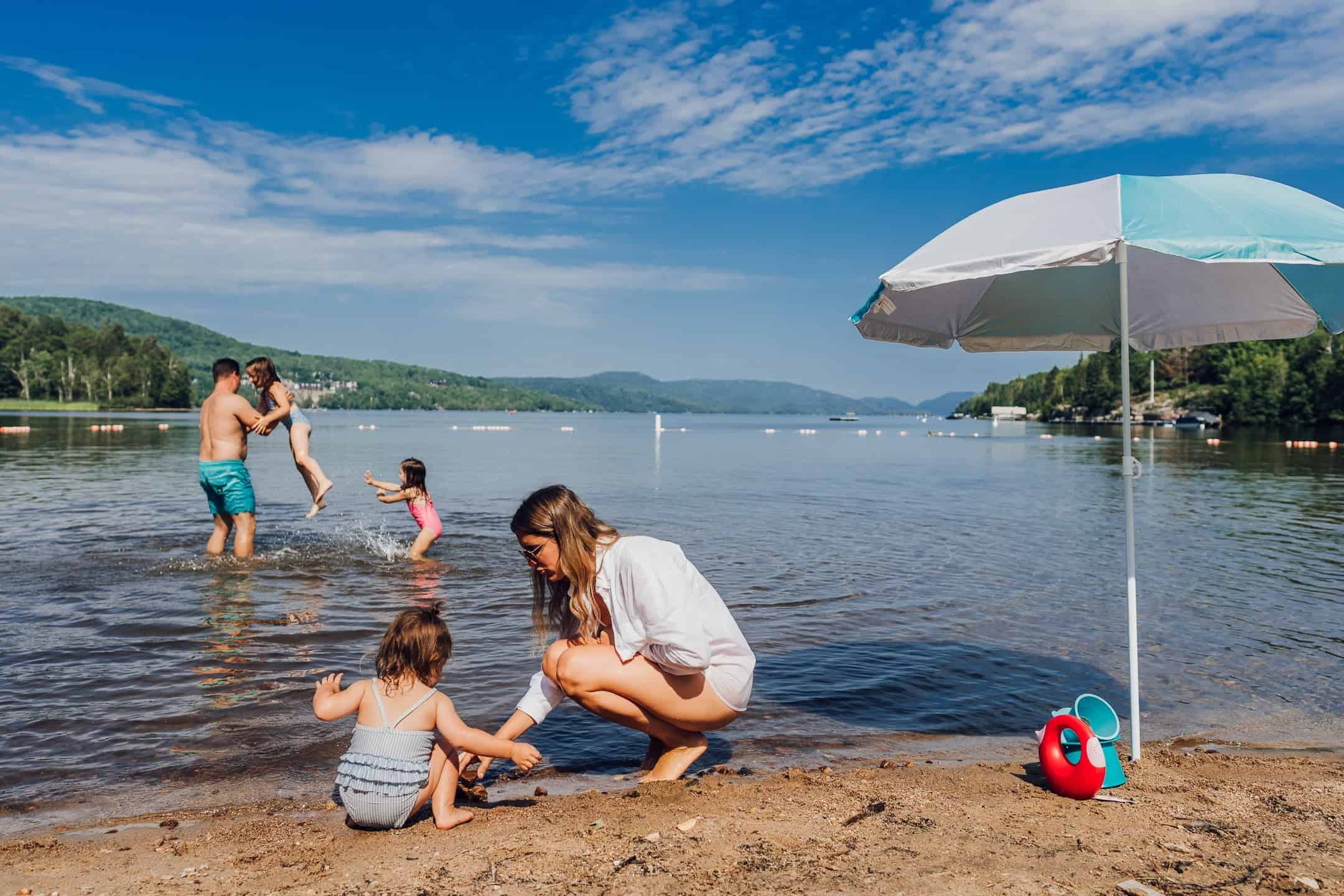 Famille profitant d'une journée ensoleillée au bord du lac à Tremblant.
