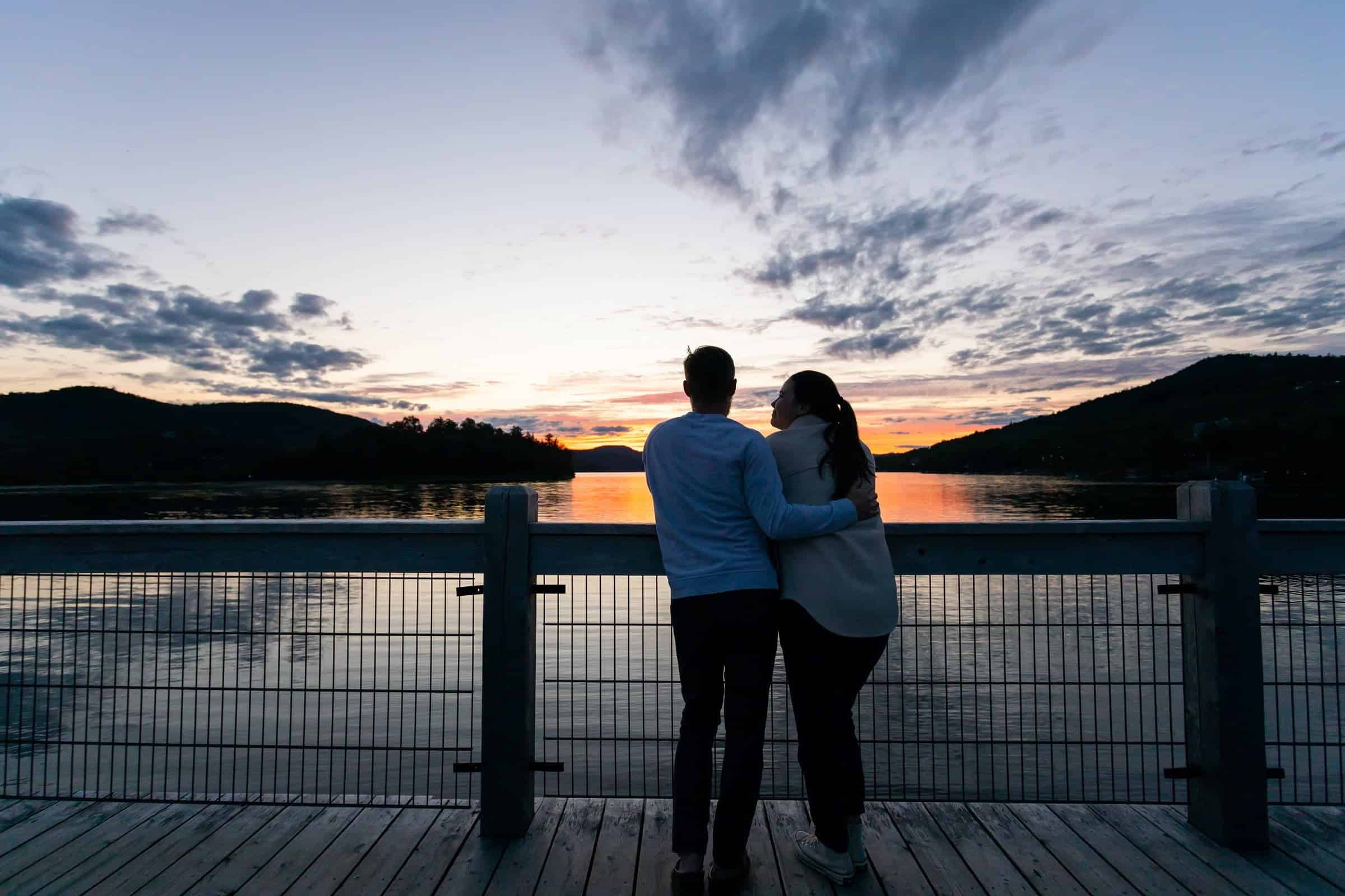 Couple admirant le coucher de soleil sur le lac à Tremblant.