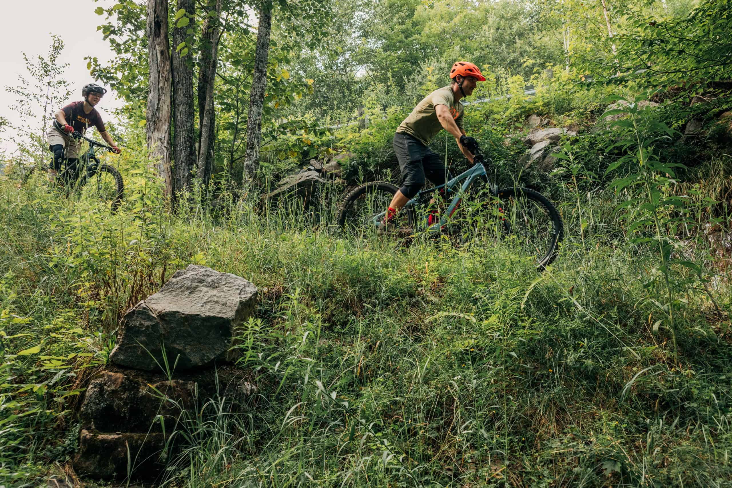 Cyclistes en pleine nature à Tremblant pour les amateurs de VTT.