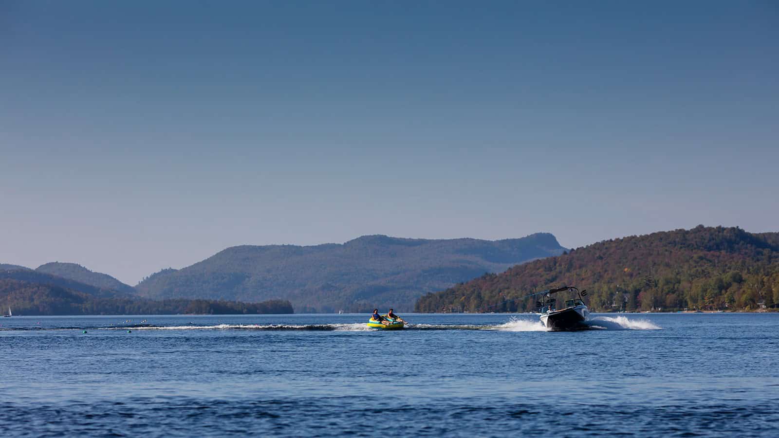 Balade en bateau sur le lac Tremblant avec vue sur les montagnes.