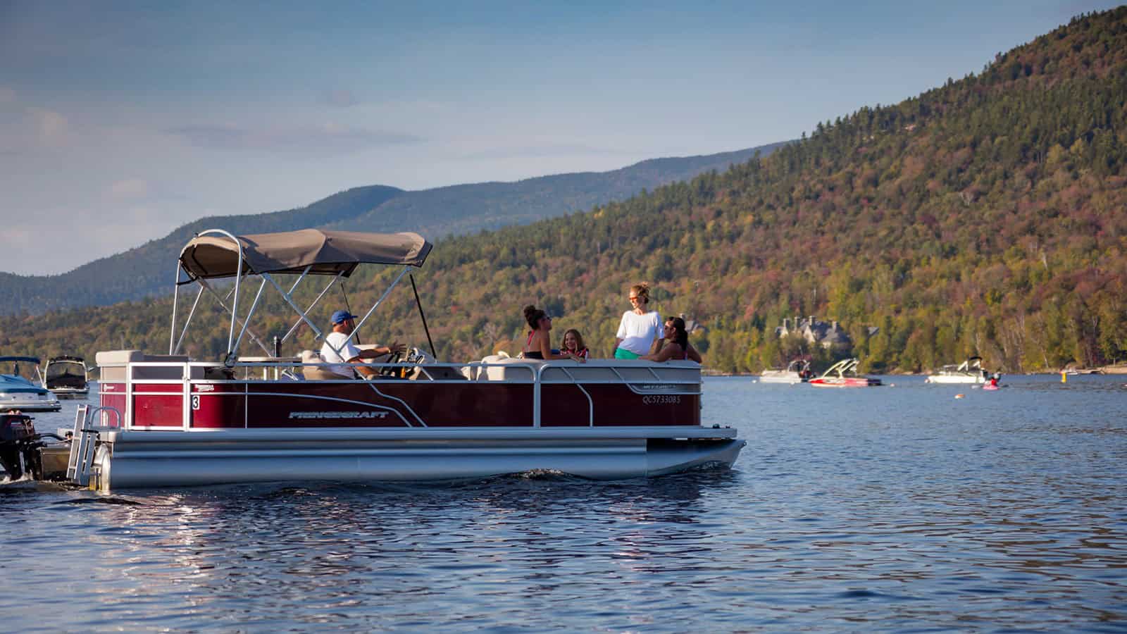 Balade en bateau sur le lac Tremblant avec vue sur les montagnes.