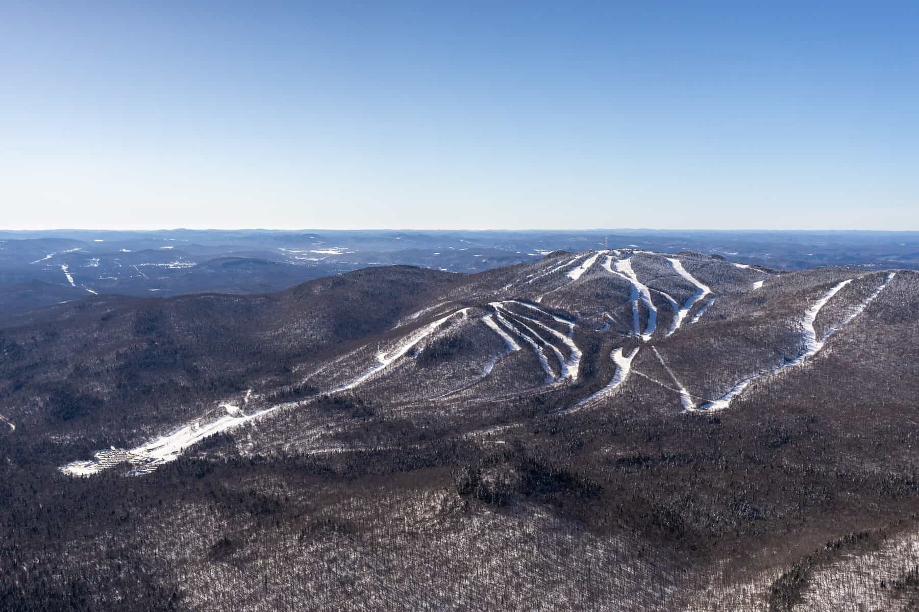Vue panoramique des pistes et collines enneigées près Tremblant.