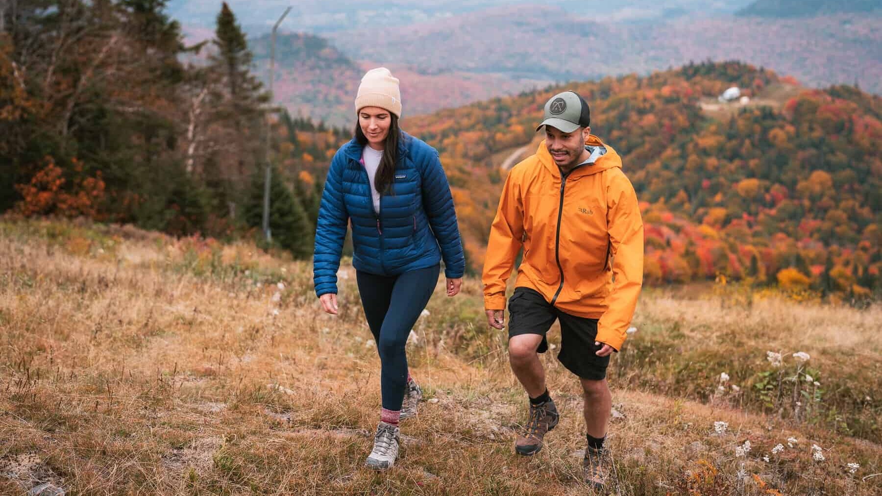 Deux randonneurs en automne à Tremblant, veste chaude et bottes.