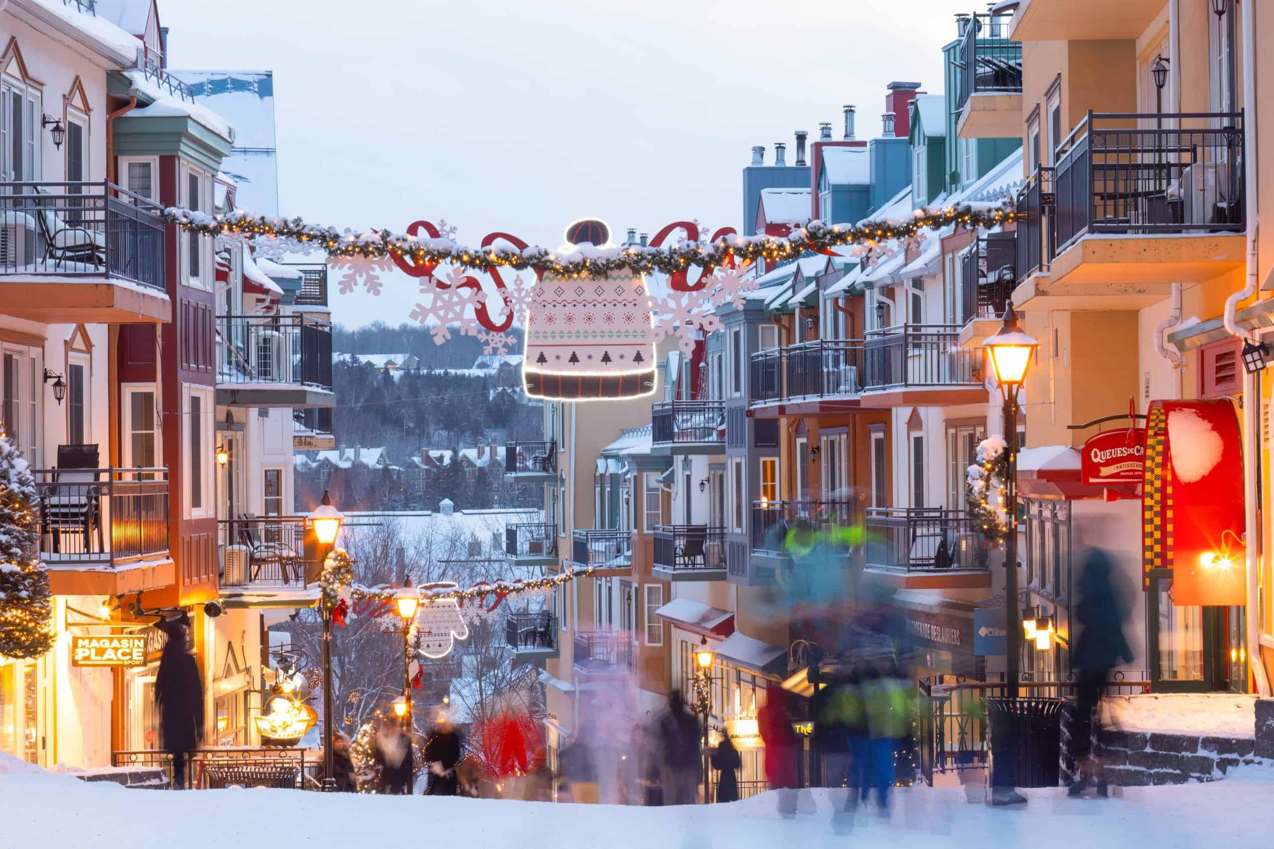 Vieux Tremblant décoré pour Noël avec lumières et guirlandes en hiver.
