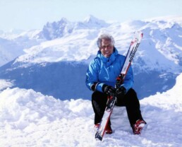 Homme sur neige avec ski rouge-blanc dans les Alpes Tremblant.