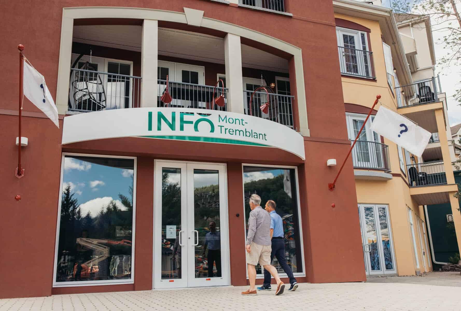 Info Mont-Tremblant bâtiment d'accueil avec visiteurs près de l'entrée.
