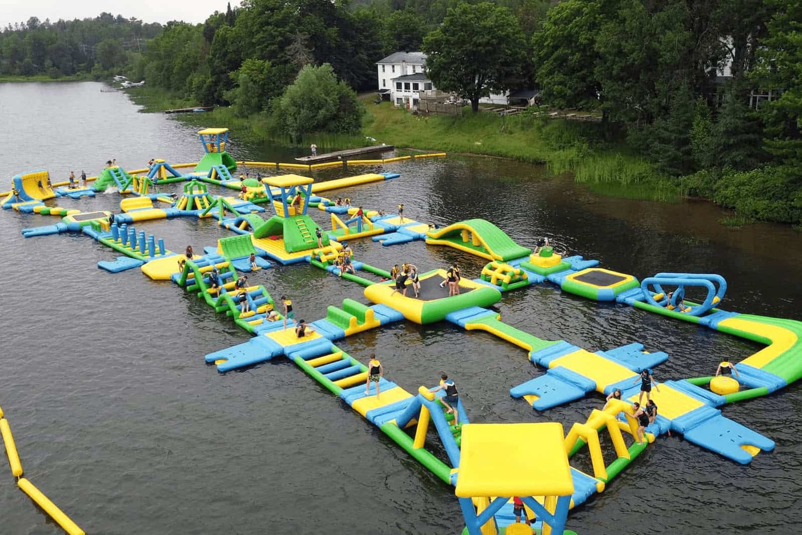 Parcours aquatique gonflable géant sur la rivière à Tremblant.