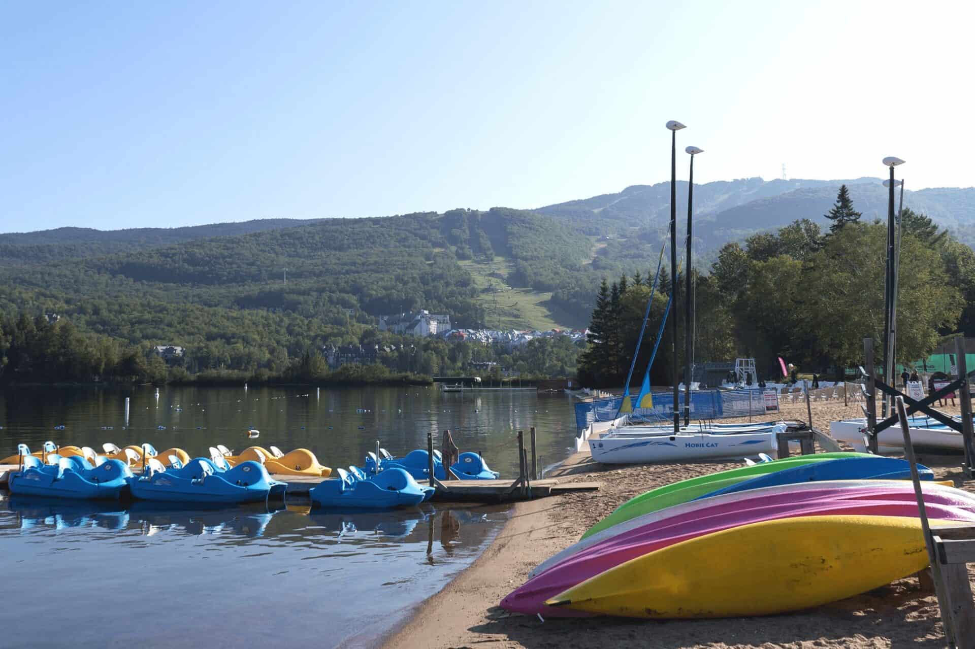 Location de pédalos et kayaks au bord du lac Tremblant.