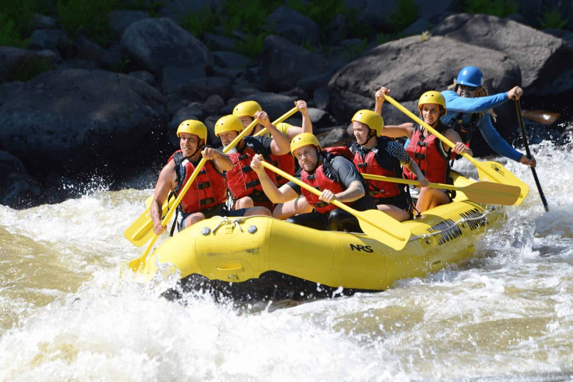 Groupe de personnes en rafting sur la rivière à Tremblant.