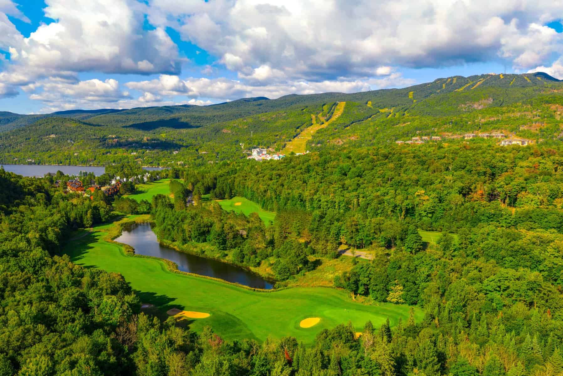 Par 3 au milieu d'une forêt luxuriante sur Tremblant, panoramique verdoyant.