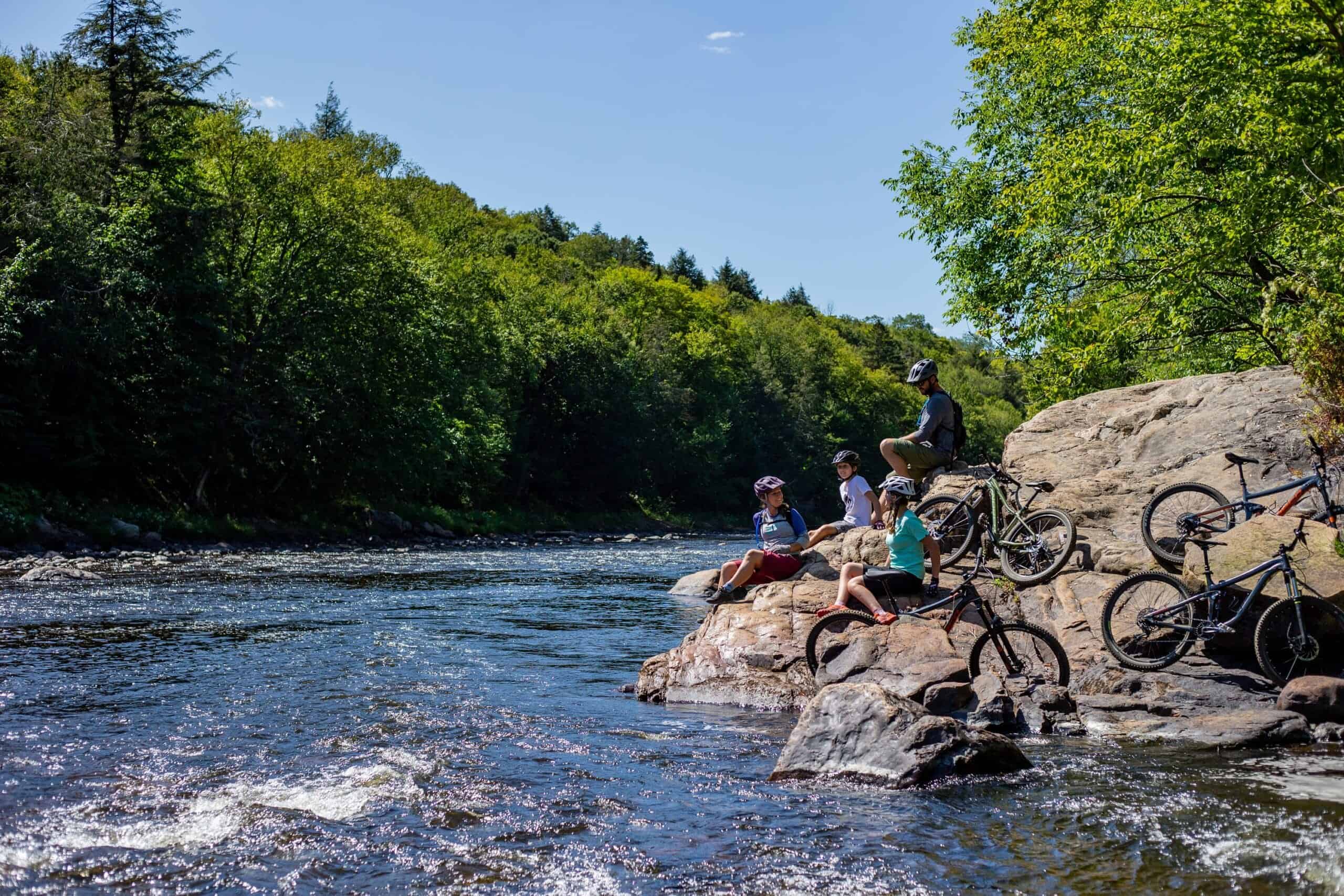 Famille profitant d'une journée en plein air près de la rivière à Tremblant.