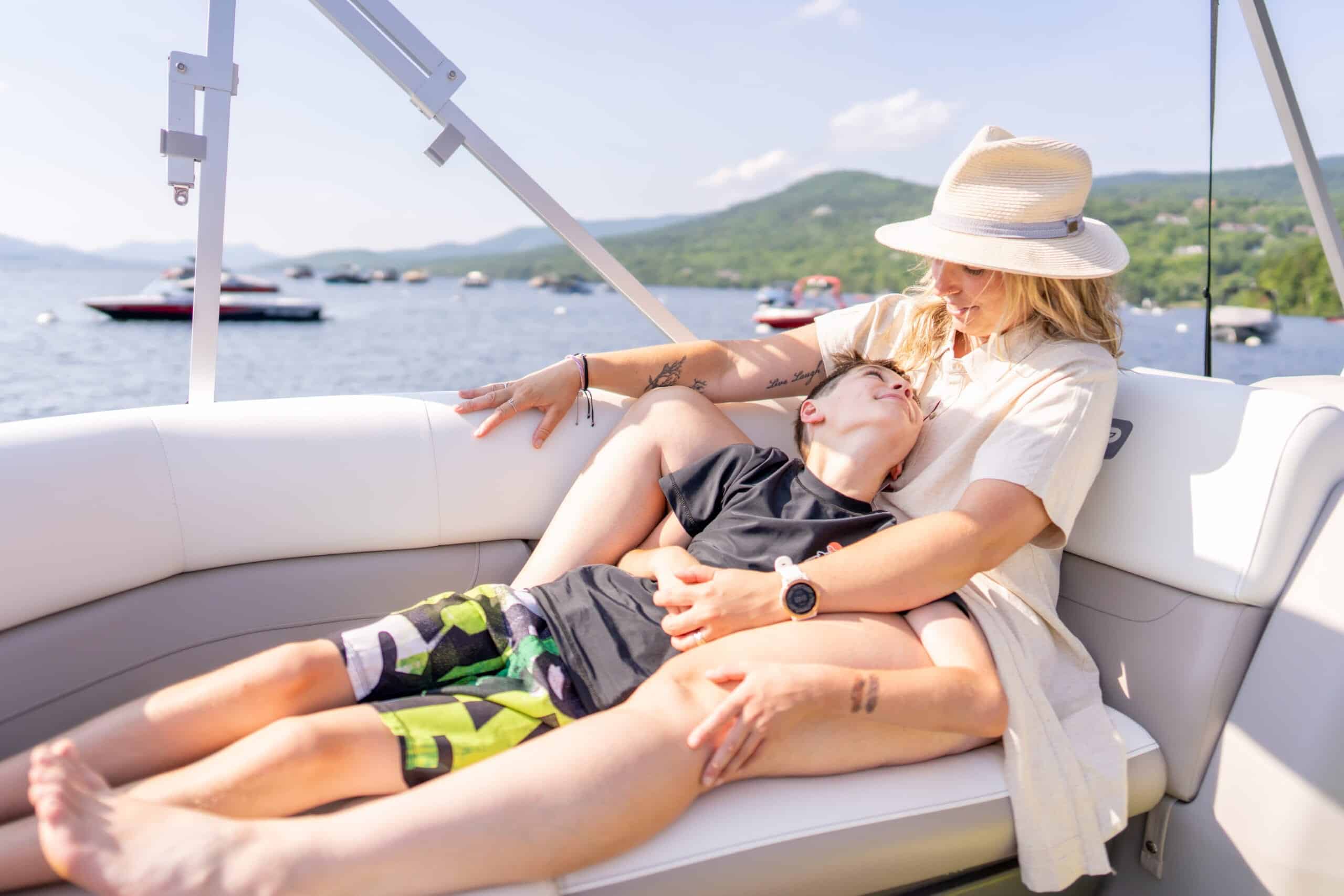 Famille profitant d'une journée en bateau au lac Tremblant.
