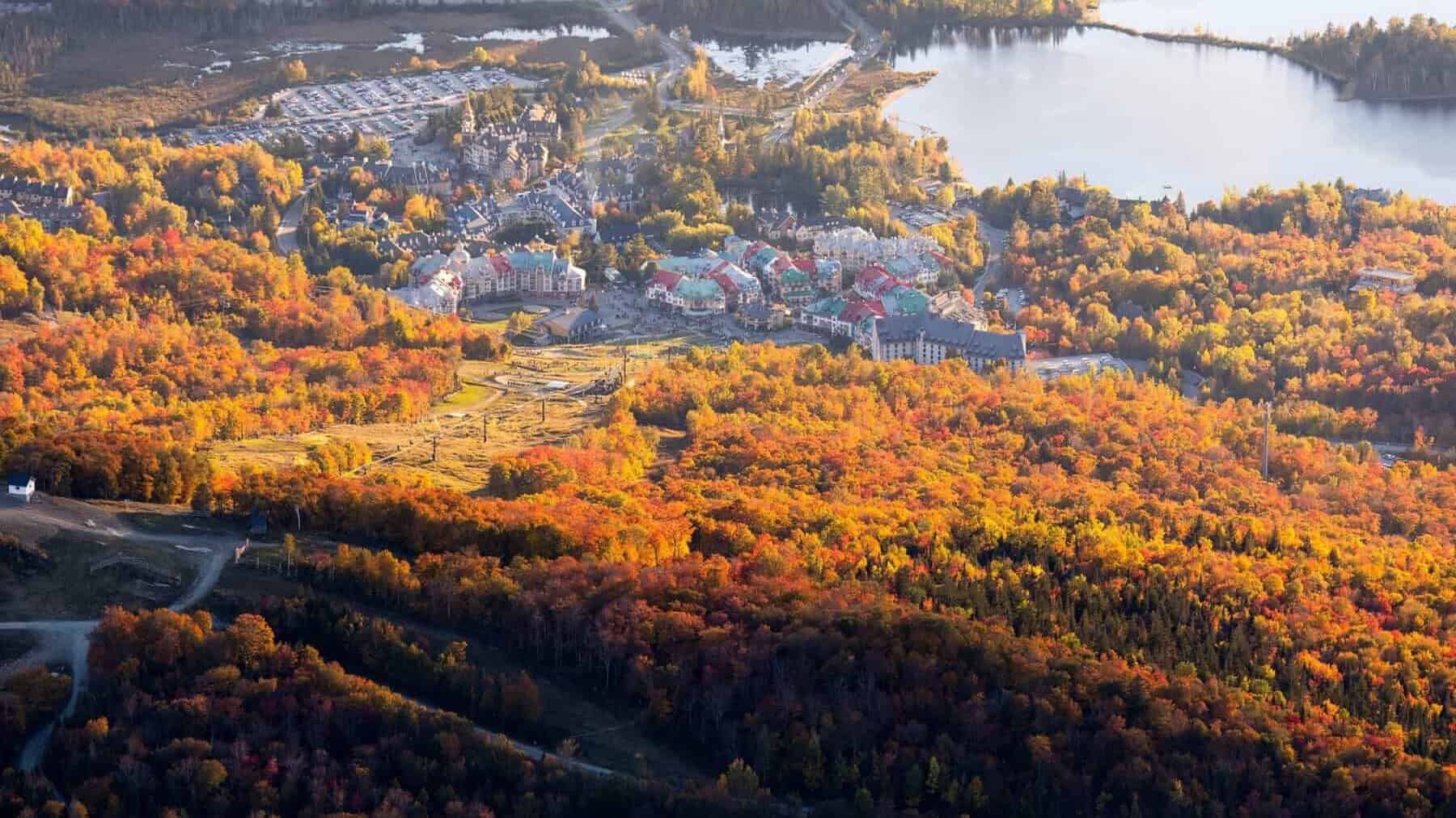 Forêt couleurs automnales au Grand Prix des Couleurs près de Tremblant.