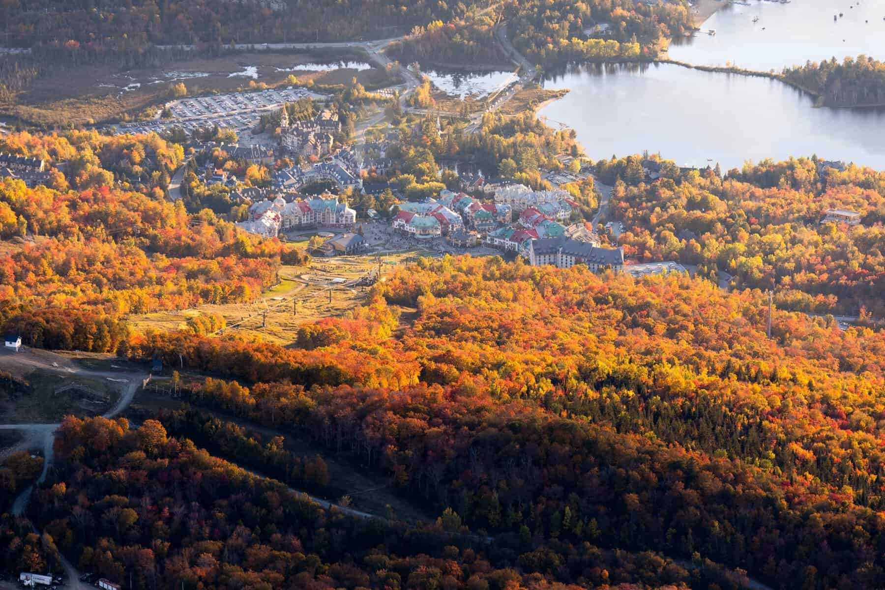 Forêt couleurs automnales au Grand Prix des Couleurs près de Tremblant.