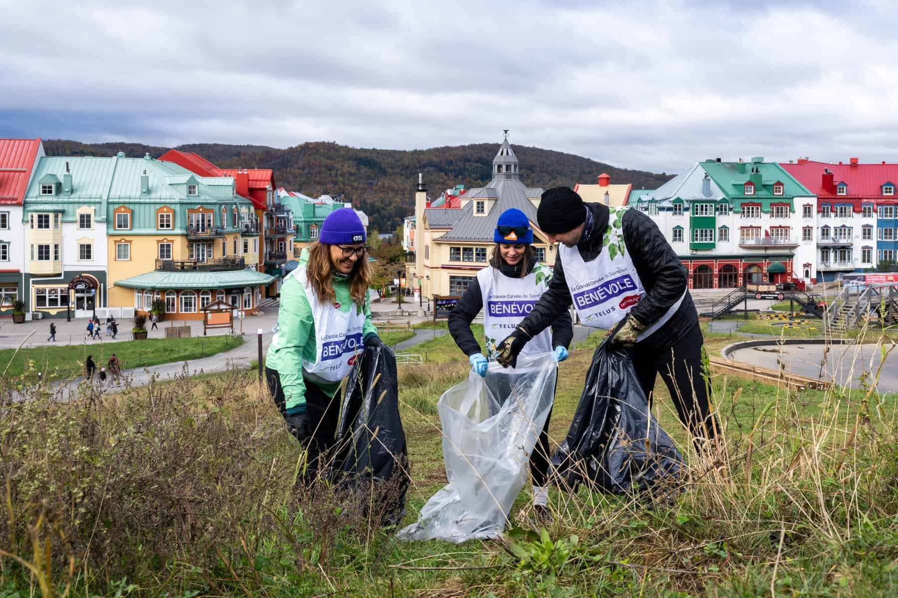 Groupe de bénévoles ramassant des déchets dans un espace naturel près du village coloré de Tremblant.