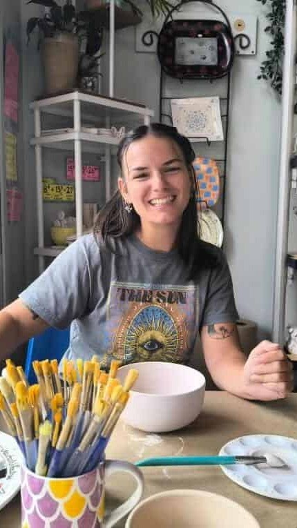 Ambassadeur souriant dans un atelier de poterie à Tremblant.