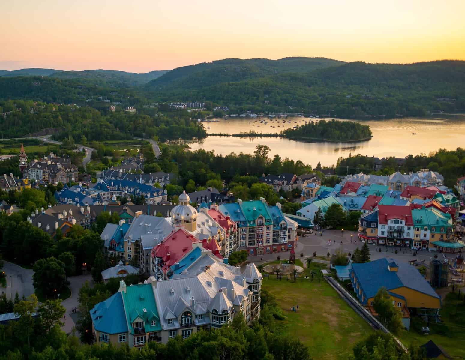 Village coloré de Tremblant au coucher du soleil.