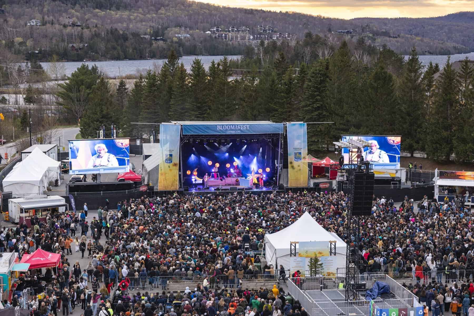 Spectacle au Bloomafest Tremblant avec foule et scène principale.