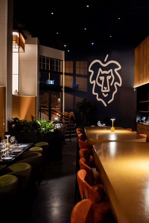 Intérieur d'un restaurant élégant à Tremblant avec décoration moderne et ambiance chaleureuse.