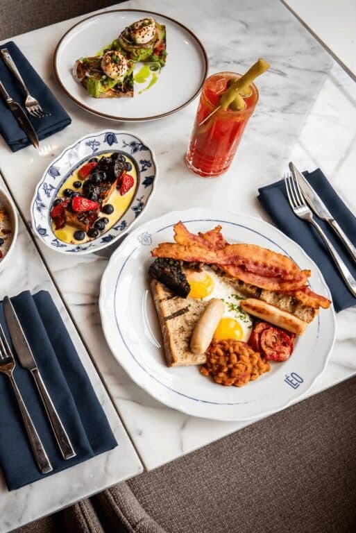 Petit-déjeuner varié à Tremblant avec œufs, bacon et fruits frais.