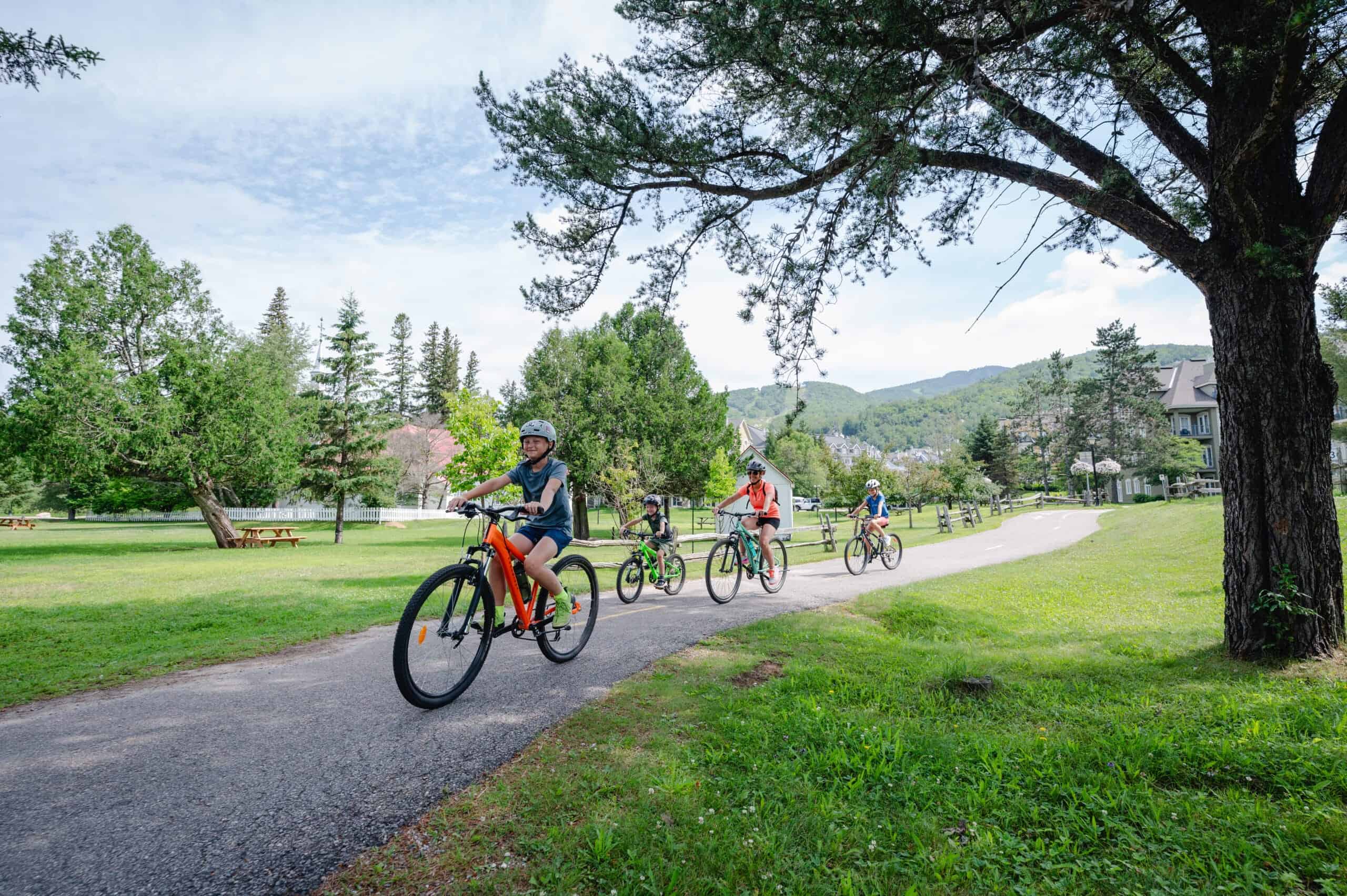 Groupe de cyclistes profitant d'une journée ensoleillée à Tremblant.