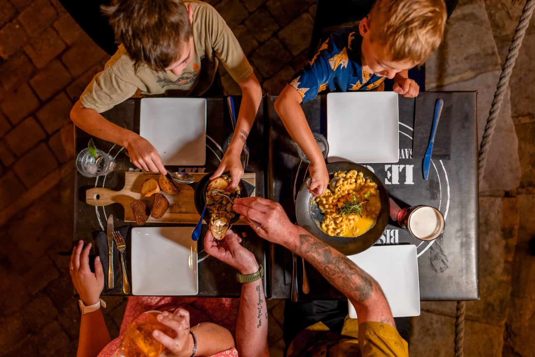 Groupe partageant un repas gourmand au restaurant Tremblant.