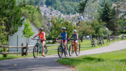Famille à vélo