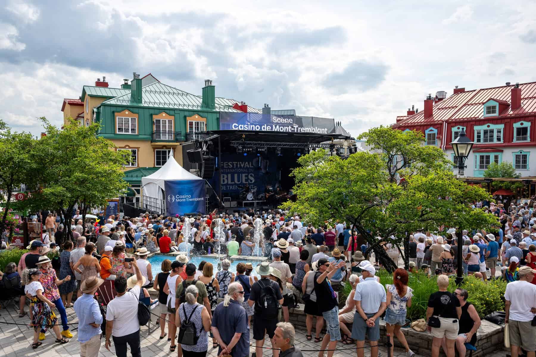 Festival en plein air à Tremblant avec scène et foule.