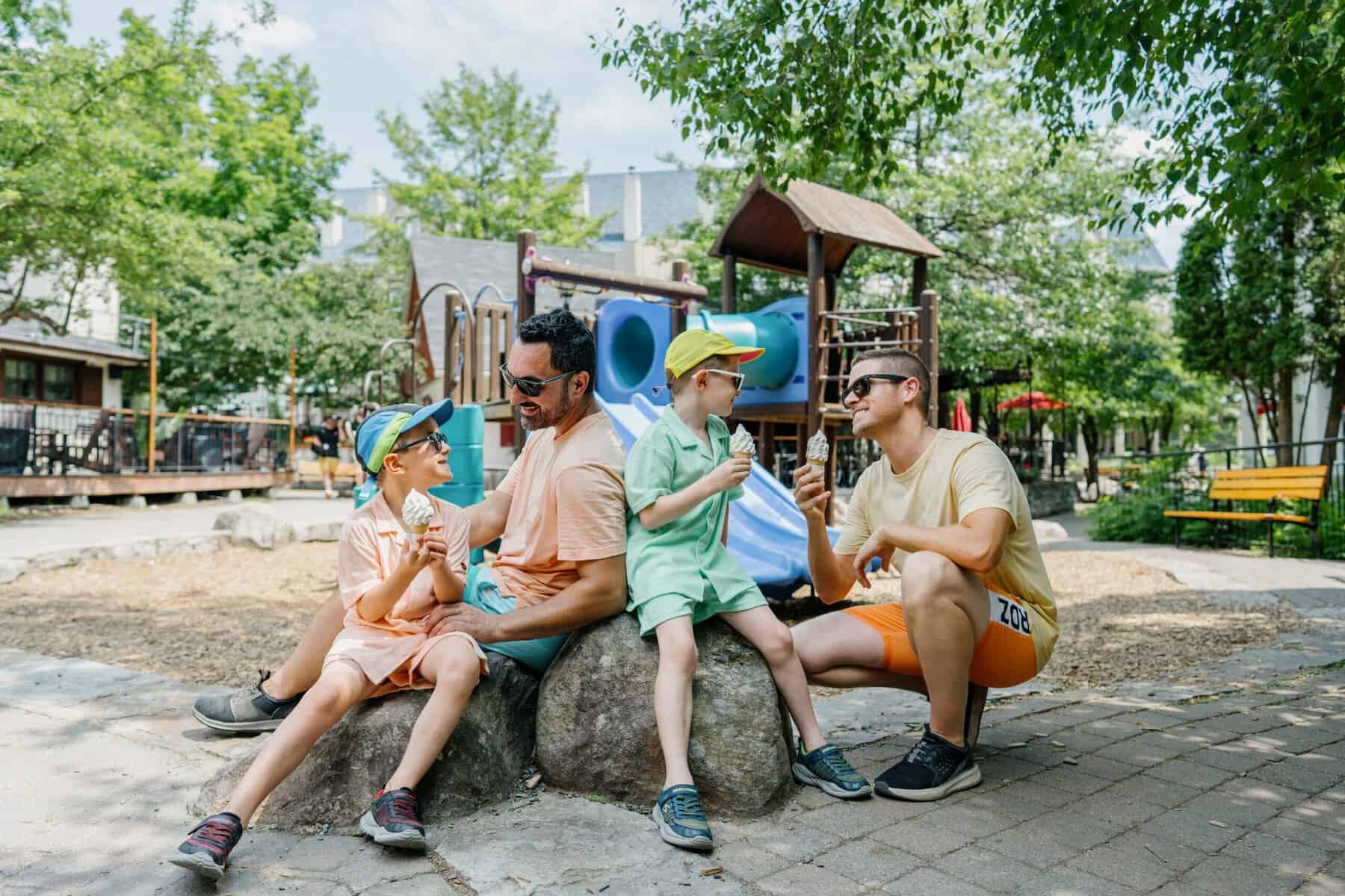 Famille profite d'un après-midi au parc près de la crèmerie du village piétonnier.