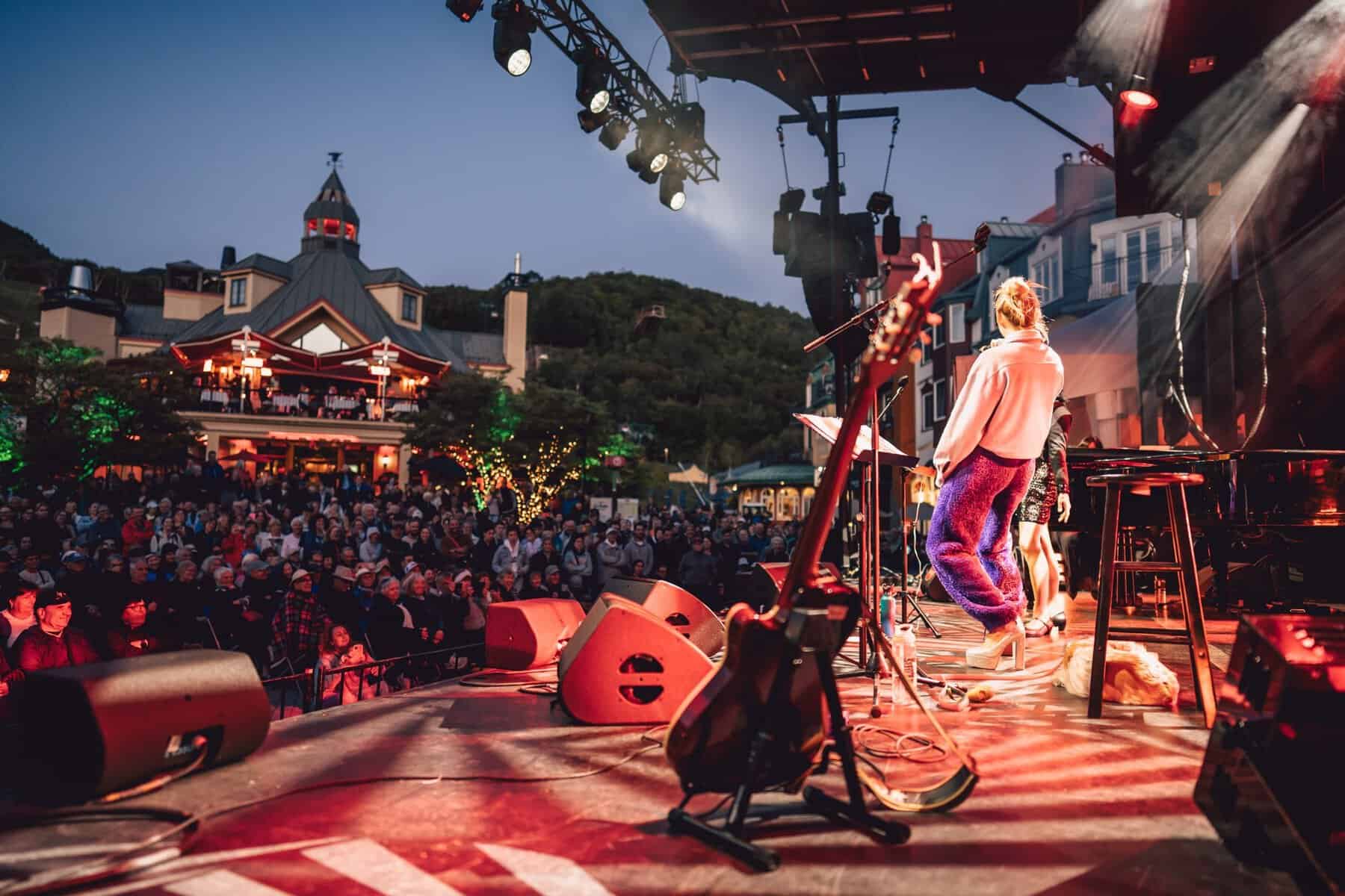 Spectacle en plein air à Tremblant devant une foule enthousiaste.