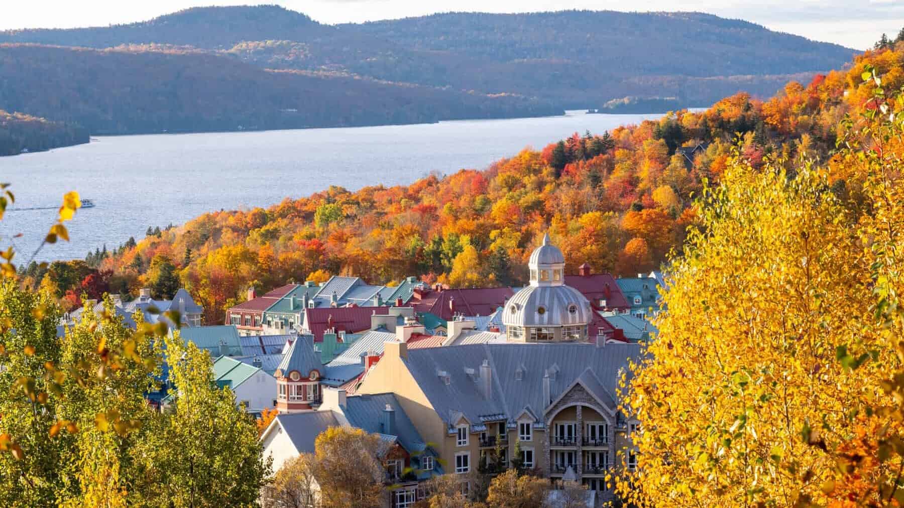 Vue panoramique automnale sur Tremblant et ses rues colorées.