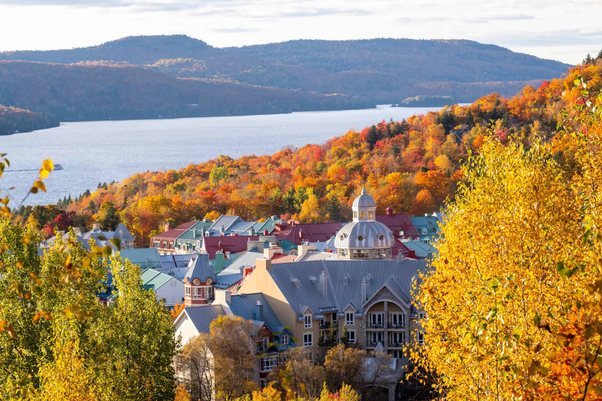 Vue panoramique de Tremblant en automne avec couleurs vives.