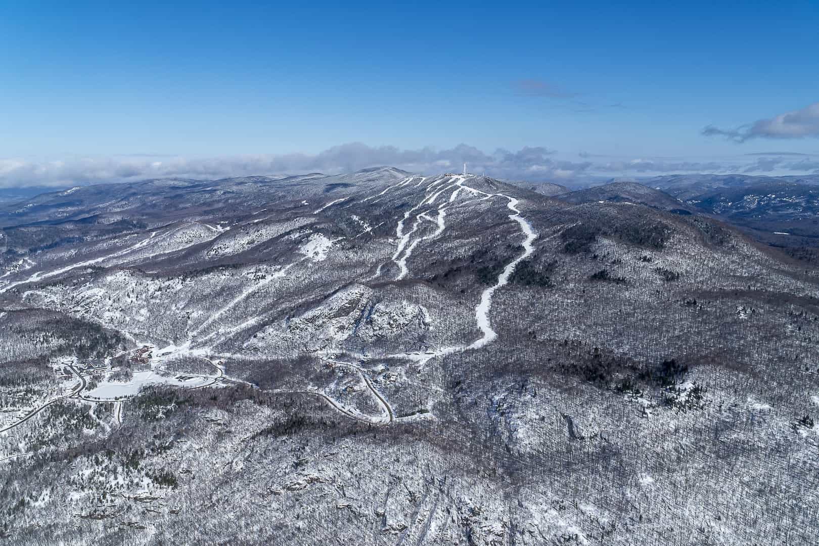 Vue panoramique des pistes enneigées et pistes de ski sur les montagnes Tremblant.