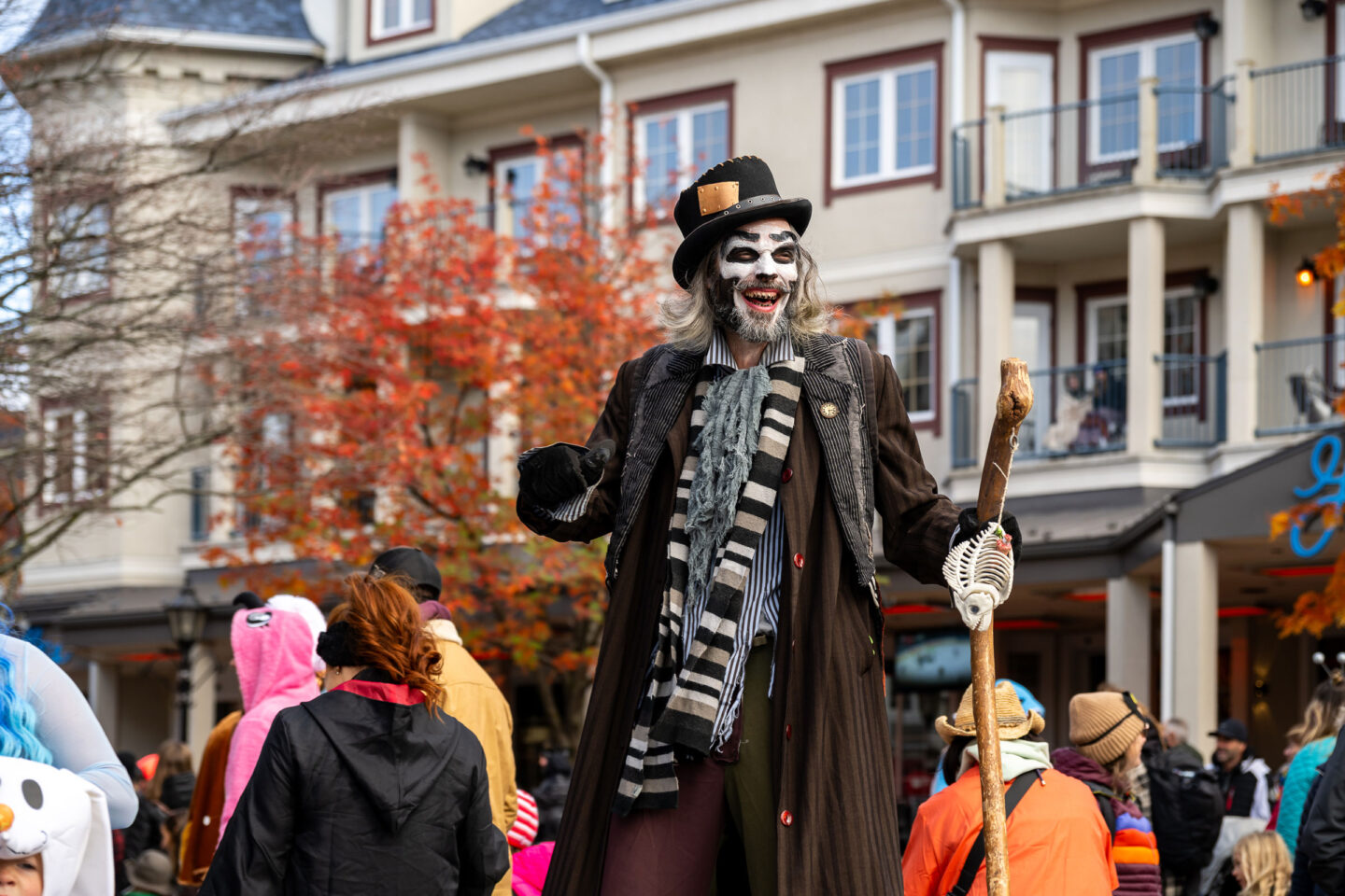 Performer on stilts during Halloween in Tremblant